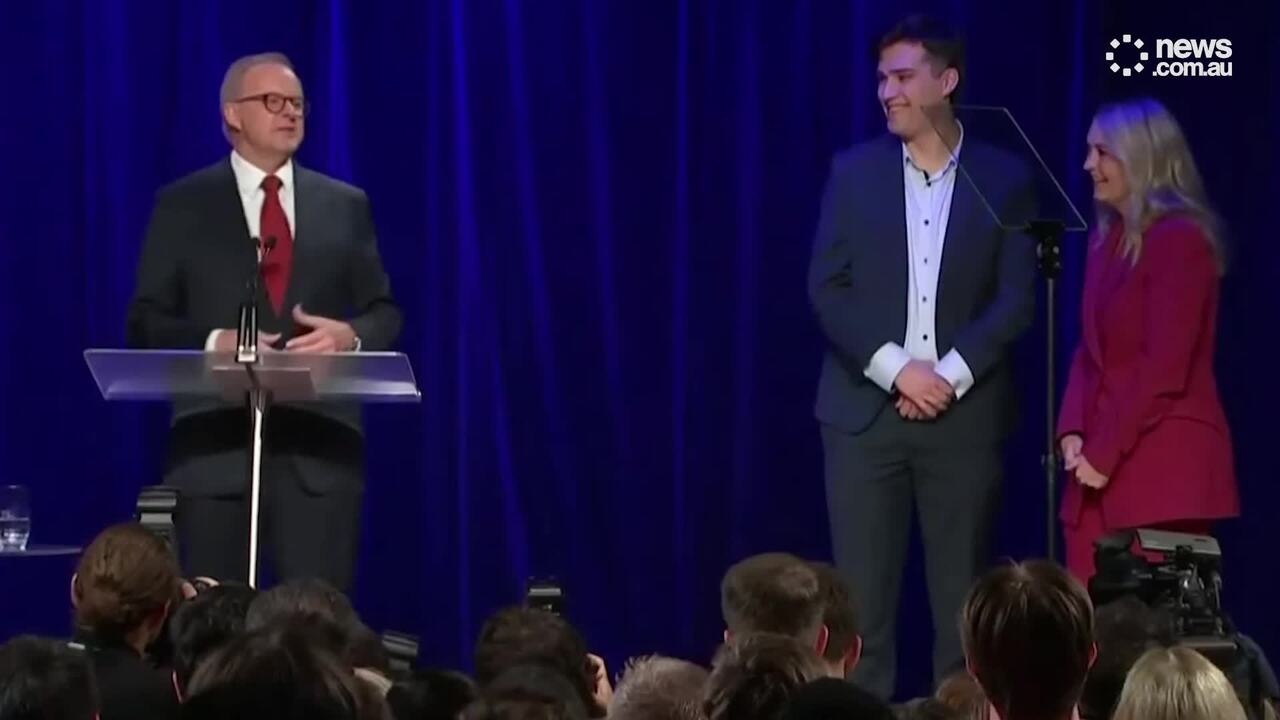 Anthony Albanese shares passionate kiss with Jodie Haydon