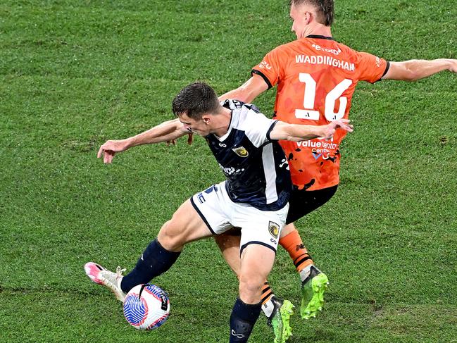 BRISBANE, AUSTRALIA - DECEMBER 21: Alou Mawien Kuol of the Mariners is challenged by Thomas Waddingham of the Roar during the A-League Men's round nine match between the Brisbane Roar and Central Coast Mariners at Suncorp Stadium, on December 21, 2023, in Brisbane, Australia. (Photo by Bradley Kanaris/Getty Images)