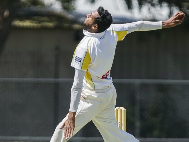 Adeel Hussain bowling for Tootgarook. Picture: Valeriu Campan