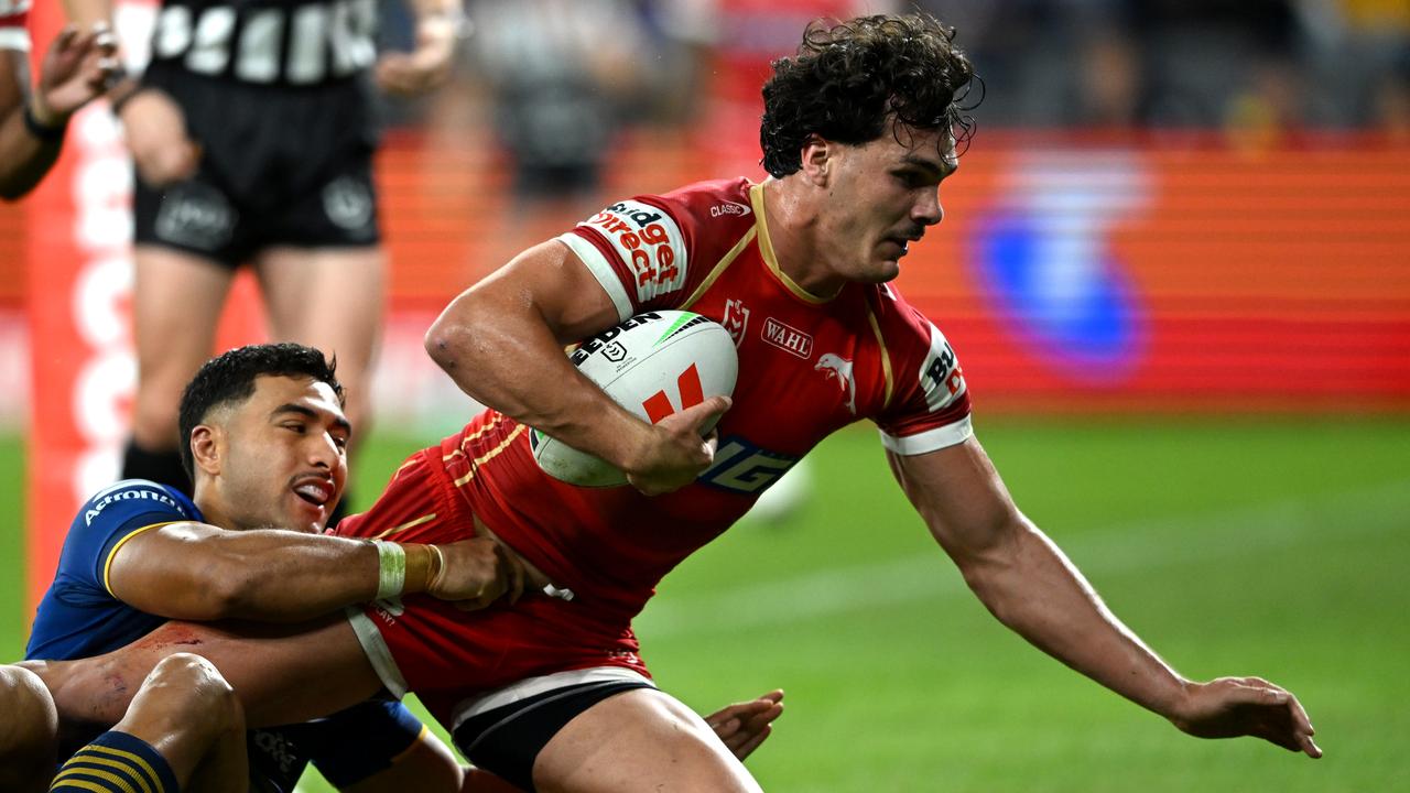 NRL Live: Magic Farnworth solo try gives Dolphins the lead