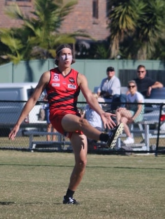 Burleigh Bombers player Riley Winter kicks for goal. Picture credit: Bethany Ryan.