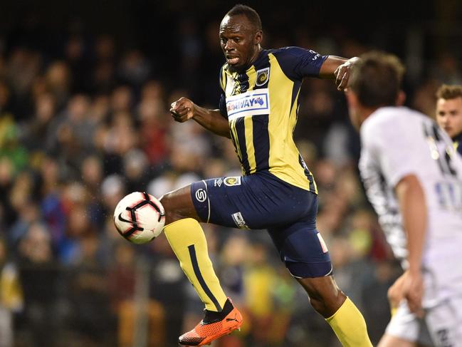 TOPSHOT - Olympic sprinter Usain Bolt (C), playing for A-League football club Central Coast Mariners, shoots on goal against Macarthur South West United in his first competitive start for the club in Sydney on October 12, 2018. (Photo by PETER PARKS / AFP) / -- IMAGE RESTRICTED TO EDITORIAL USE - STRICTLY NO COMMERCIAL USE --
