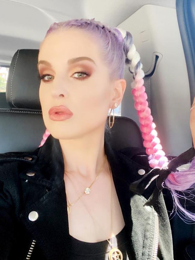 Kelly Osbourne showing off her pink hair.