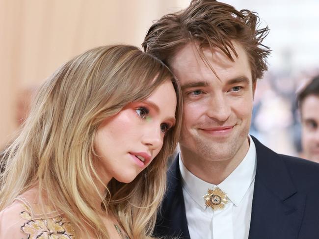 NEW YORK, NEW YORK - MAY 01: (L-R) Suki Waterhouse and Robert Pattinson attend The 2023 Met Gala Celebrating "Karl Lagerfeld: A Line Of Beauty" at The Metropolitan Museum of Art on May 01, 2023 in New York City. (Photo by Theo Wargo/Getty Images for Karl Lagerfeld)