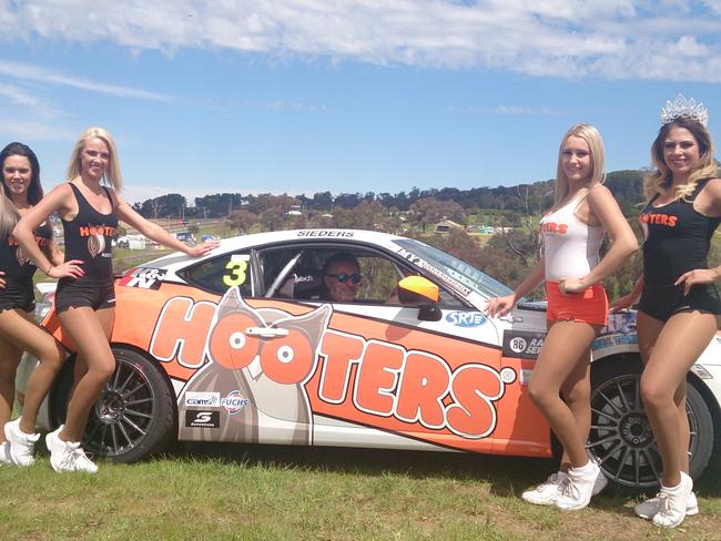 Hooters Australia owner Sydney Borg, centre.