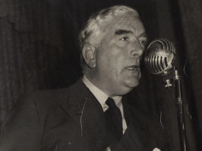 Sir Robert Menzies decided to ‘yield up his post’ after a long 32 years in the top job.