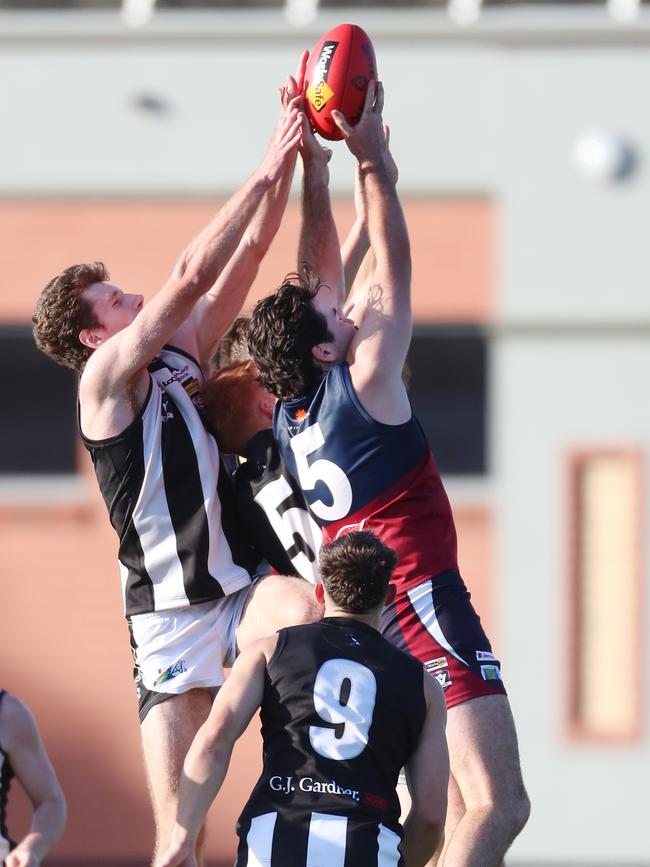 Sandhurst’s Tom Campbell takes front position. Picture Yuri Kouzmin