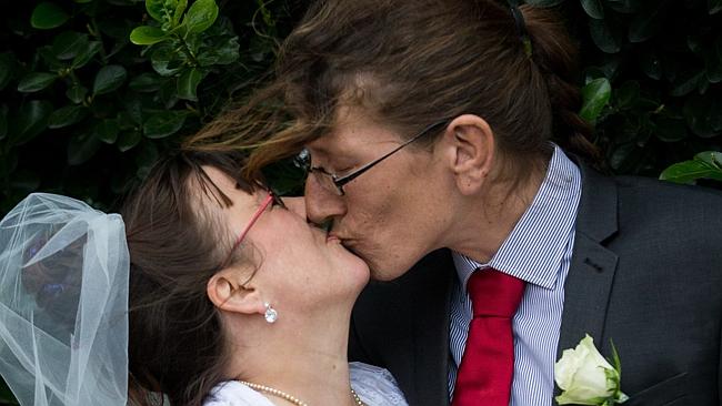 Big Issue seller marries woman he helped while homeless