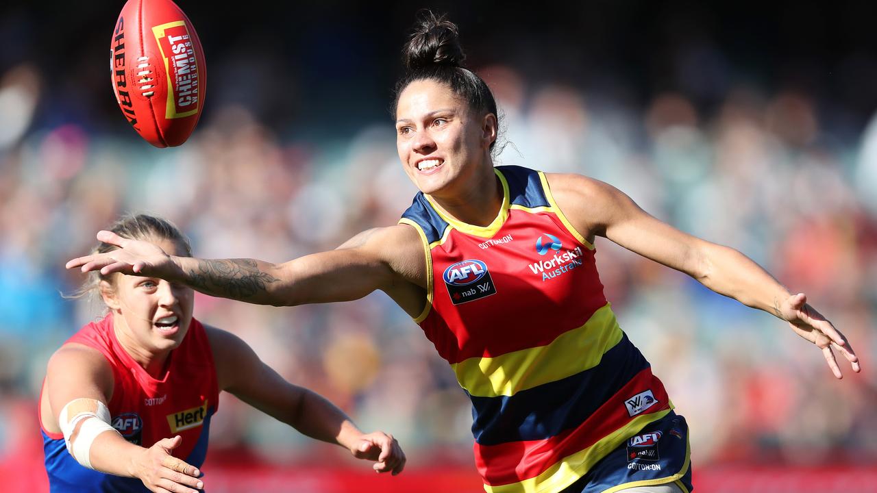 Crow Stevie-Lee Thompson outpoints Demon Tyla Hanks. Picture: AFL Photos/Getty Images