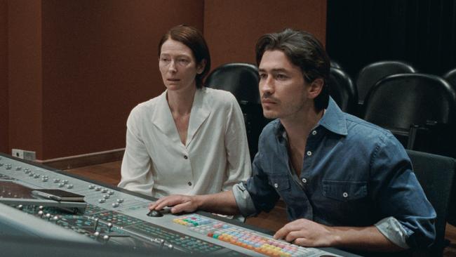 Tilda Swinton and Juan Pablo Urrego in Memoria