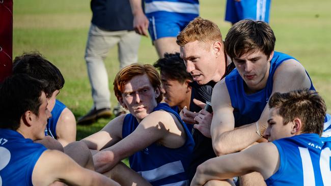 Adelaide Crows forward Tom Lynch, part of the St Peter’s coaching staff, gives pointers to Saints players at three-quarter-time. Picture: Brenton Edwards