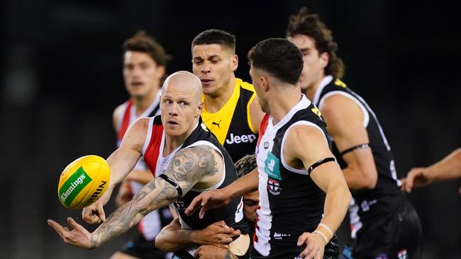 Zak Jones fires out a handpass. Picture: AAP Image/Scott Barbour