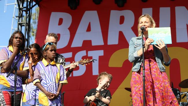 Justine Clarke performing Shordi Krik with students from Barunga Remote Community School. Picture: Justine Taylor