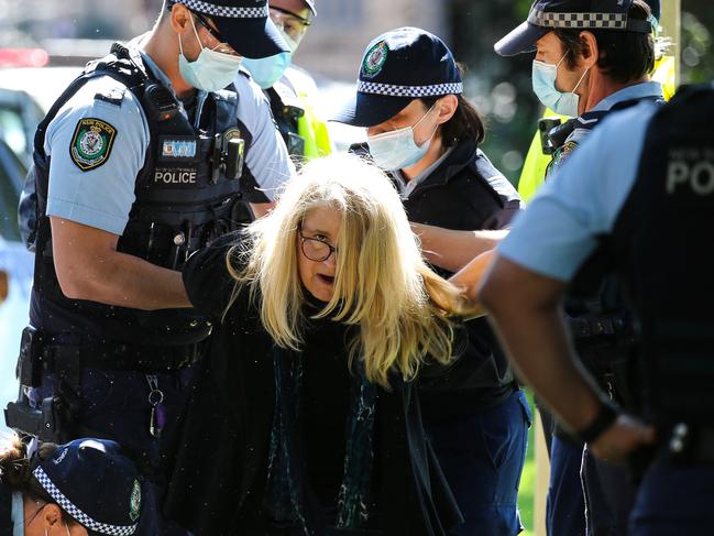 SYDNEY, AUSTRALIA - NewsWire Photos, AUGUST, 31, 2021: Police arrest members of the public during a protest at Govt House in Sydney. Picture: NCA NewsWire/ Gaye Gerard