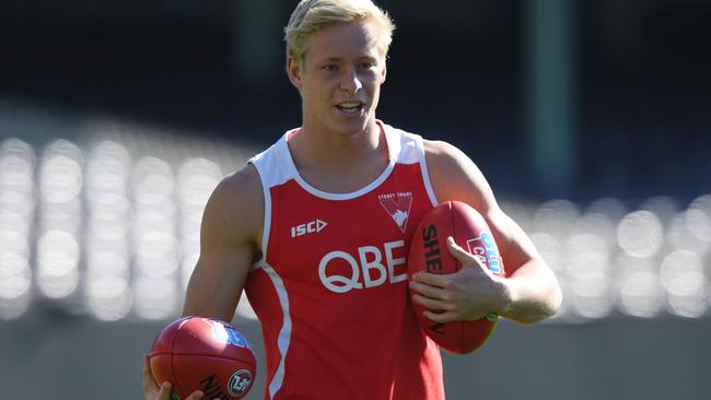 Isaac Heeney of the Sydney Swans during a team training session at the Sydney Cricket Ground (SCG) in Sydney, Tuesday, May 1, 2018. (AAP Image/David Moir) NO ARCHIVING