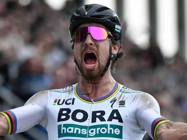 TOPSHOT - Slovakia's Peter Sagan celebrates winning the 116th edition of the Paris-Roubaix one-day classic cycling race, between Compiegne and Roubaix, on April 8, 2018 in Compiegne, northern France. / AFP PHOTO / JEFF PACHOUD