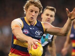 Rory Sloane of the Crows line up a kick during the Round 22 AFL match between Port Adelaide Power and the Adelaide Crows at Adelaide Oval in Adelaide, Saturday, Aug. 20, 2016. (AAP Image/Ben Macmahon) NO ARCHIVING, EDITORIAL USE ONLY