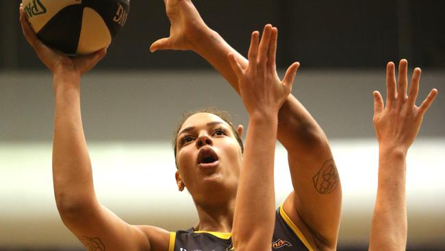 Liz Cambage scoring in the game against Bendigo.