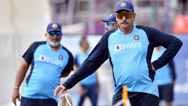 Indian team head coach Ravi Shastri turned up at the SCG without a mask for training.