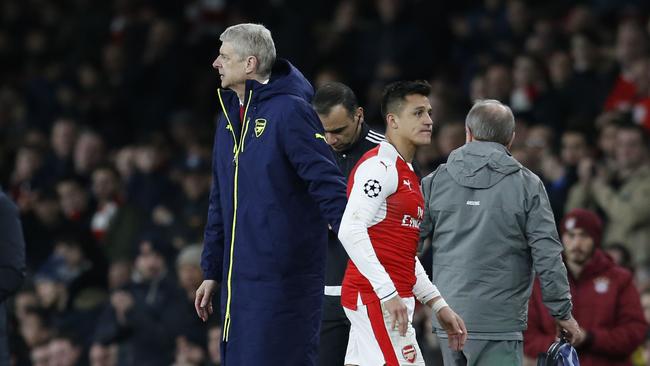 Arsenal's French manager Arsene Wenger (C) and Arsenal's Chilean striker Alexis Sanchez.