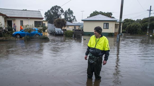 East coast low: four missing in NSW, Tasmania | Collaroy houses ...