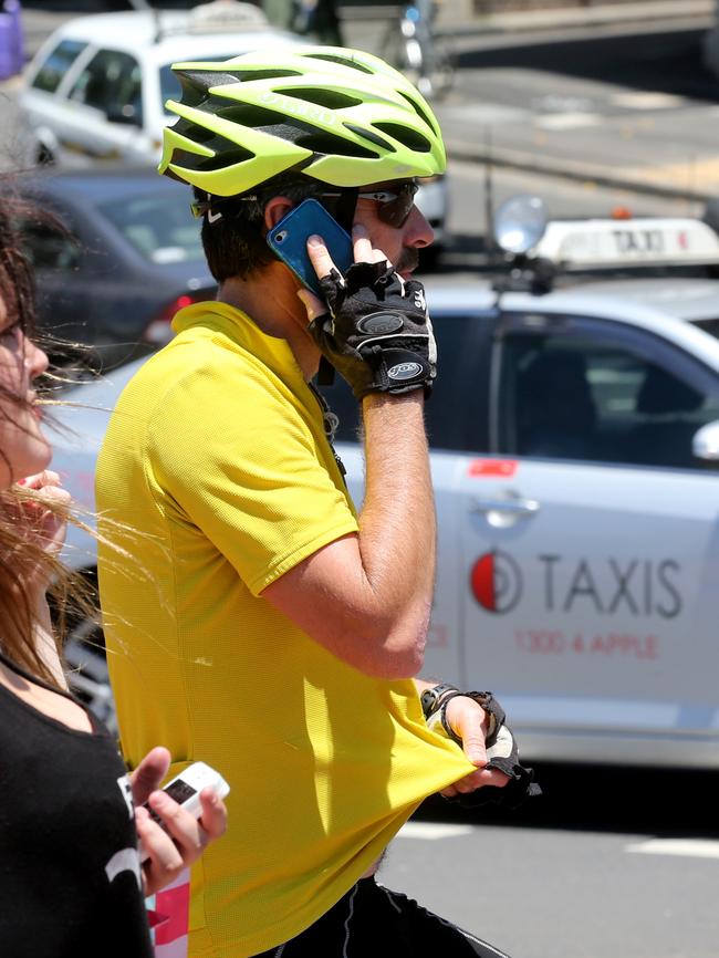 Using mobile phones will in the future earn cyclists an on-the-spot fine.