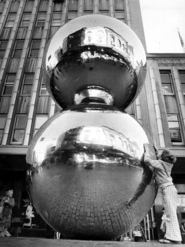 Bert Flugelman's stainless steel Spheres sculpture in Rundle Mall, aka The Mall’s Balls, in 1978.