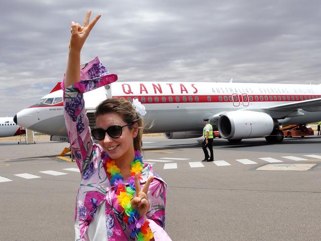 ALICE Springs dental nurse Aimee Smith was feeling the Ô60s vibe at the airport on Saturday, when a Qantas Retro Roo II flew into Alice Springs.