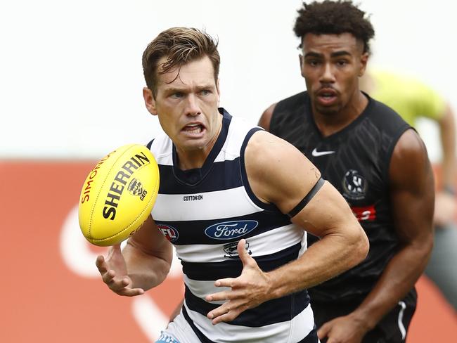 GEELONG, AUSTRALIA - FEBRUARY 26: Shaun Higgins of the Cats  gathers the ball during the AFL Practice Match between the Geelong Cats and the Collingwood Magpies at GMHBA Stadium on February 26, 2021 in Geelong, Australia. (Photo by Darrian Traynor/Getty Images)