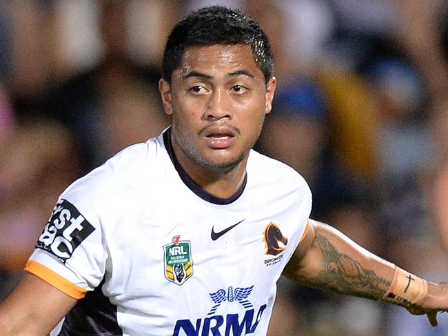 TOWNSVILLE, AUSTRALIA - SEPTEMBER 16: Anthony Milford of the Broncos looks to pass during the first NRL semi final between North Queensland Cowboys and Brisbane Brisbane at 1300SMILES Stadium on September 16, 2016 in Townsville, Australia. (Photo by Bradley Kanaris/Getty Images)