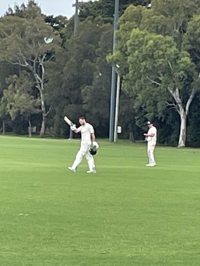 Bonbeach skipper Tom Smith raises his bat.