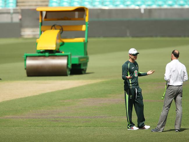 Michael Clarke talks with former England captain Nasser Hussain on the SCG.