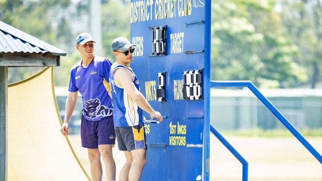 Sandgate-Redcliffe players working the scoreboard. (AAP Image/Richard Walker)