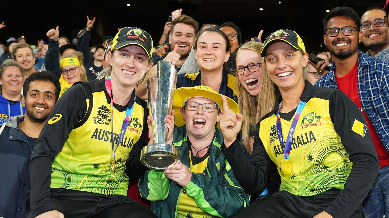 Rachael Haynes dan Ashleigh Gardner dari Australia merayakan dengan trofi Piala Dunia T20 Wanita.  Gambar AAP/Scott Barbour