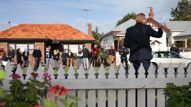 Duncan Skene, from Maxwell Collins real estate auctioned 105 Maud St, Geelong. Picture: Peter Ristevski