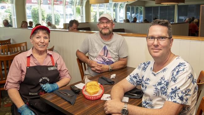 ( From left ) Sizzler staff member Sharron Groom has a chat with long term customers (10 years ) Robert Taylor and Adam Kelly. Last days at Sizzler Toowoomba. Friday. 13th Nov 2020