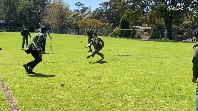 Watch a Sydney school student catch out Steve Smith!