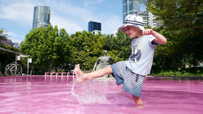 3/23
pond(er)
Inspired by Australia's famous pink lakes, Melbourne now has its own pink pond, in the sculpture garden outside the NGV. Perfect for summer splashing.