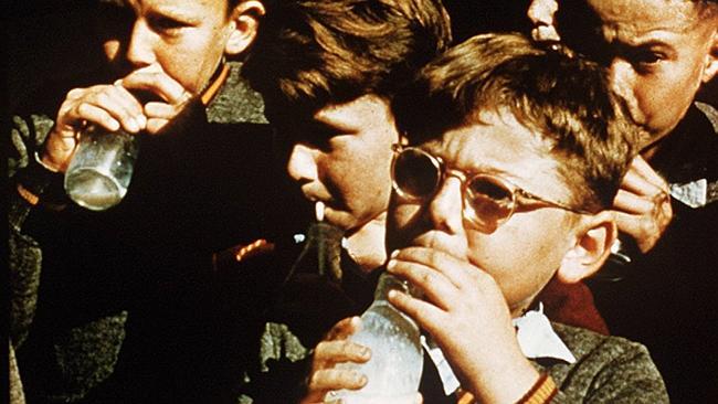  Copy pic of school students drinking milk in 1950s advertisement. 