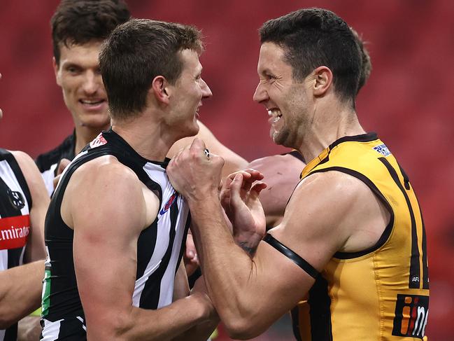 SYDNEY, AUSTRALIA - JULY 10: Will Hoskin-Elliott of the Magpies clashes with  James Frawley of the Hawks  of the Hawks during the round 6 AFL match between the Collingwood Magpies and the Hawthorn Hawks at GIANTS Stadium on July 10, 2020 in Sydney, Australia. (Photo by Ryan Pierse/Getty Images)