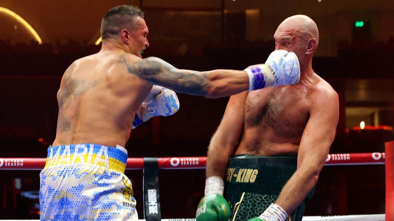 Oleksandr Usyk (L) handed Tyson Fury (R) the only loss of his professional career. (Photo by Fayez Nureldine/ AFP)