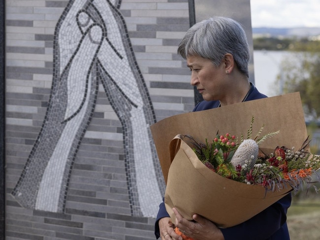 Penny Wong lays flowers for Zomi Frankcom at the monument to commemorate the sacrifices of Australia’s humanitarian workers. Picture: X