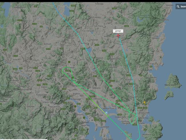 A plane tracker showing the Jetstar flight circling Hobart Airport. Image: flightradar24.com