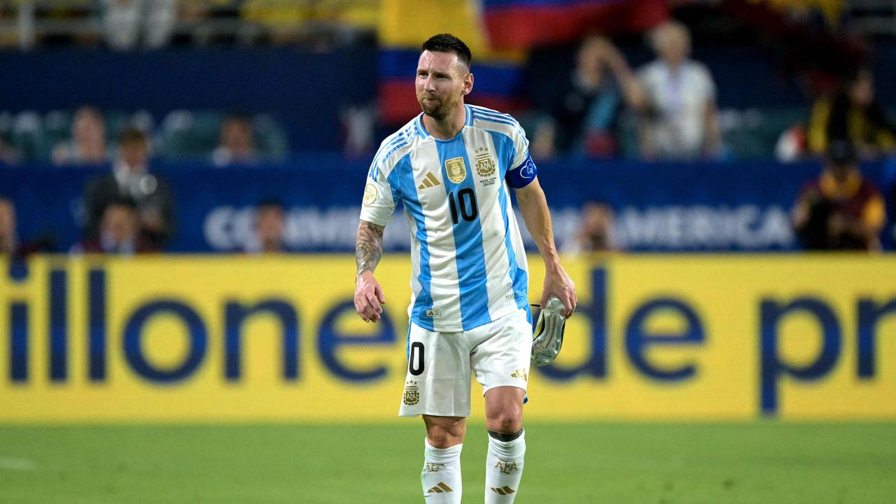 (FILES) Argentina's forward #10 Lionel Messi leaves the pitch after picking up an injury during the Conmebol 2024 Copa America tournament final football match between Argentina and Colombia at the Hard Rock Stadium, in Miami, Florida on July 14, 2024. Argentina's national team coach, Lionel Scaloni, announced on August 19, 2024, the list of 28 called-up players for the double qualifying round for the 2026 World Cup against Chile and Colombia, with the absence of Lionel Messi (injured) and the presence of several young players on the rise. (Photo by JUAN MABROMATA / AFP)