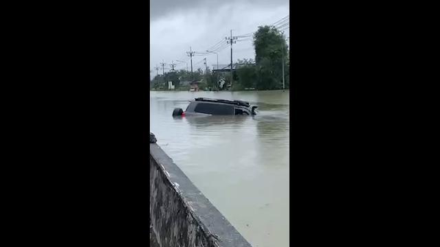 Australian tourist escapes drowning during floods in southern Thailand