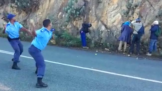 South African police pelt apples at alleged thieves