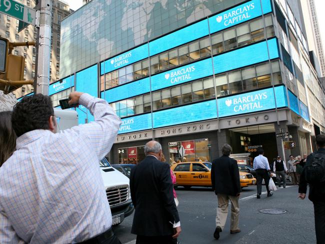 Barclays Capital logos are seen on the Lehman Brothers building on Wall Street in New York, 23/09/2008. Lehman Brothers Holdings Inc filed for Chapter 11 a week ago and since then, they sold their North American banking business to Barclays and its Japanese and Australian units to Nomura.