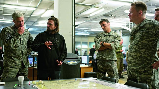 Brad Pitt with David Michôd on the War Machine set.