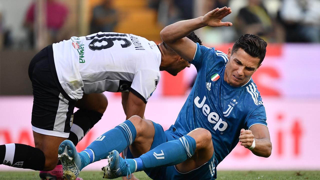 Juventus' Portuguese forward Cristiano Ronaldo (R) endured a frustrating opening game. (Photo by Marco Bertorello / AFP)
