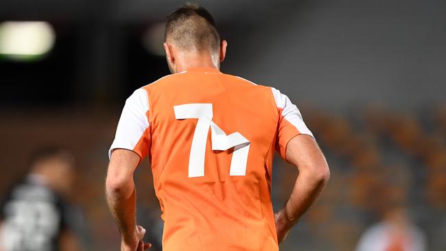 The shirt numbers of Roar player Ivan Franjic fell off.